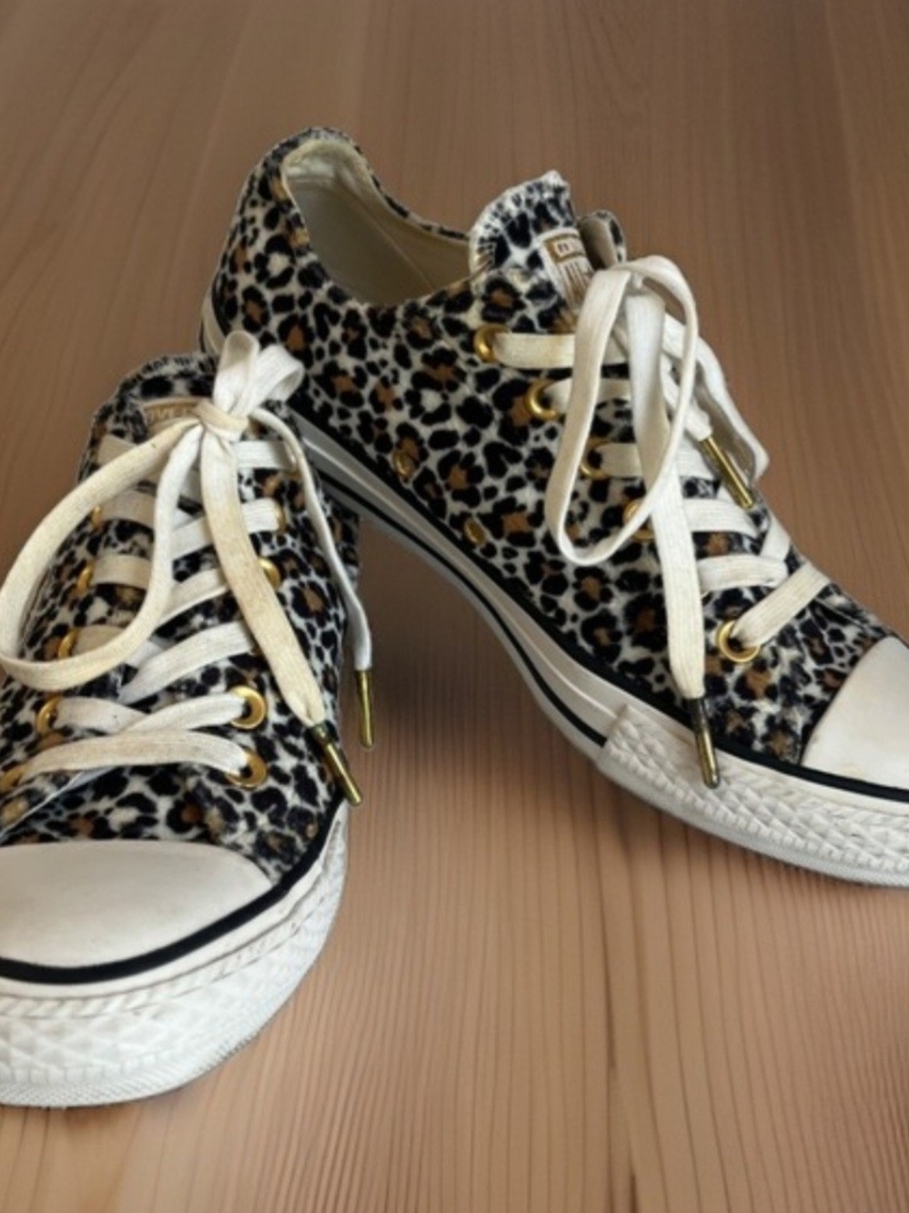 Faux Fur Women's Low-Top Leopard Print Sneakers In Cream/Black. Size 6